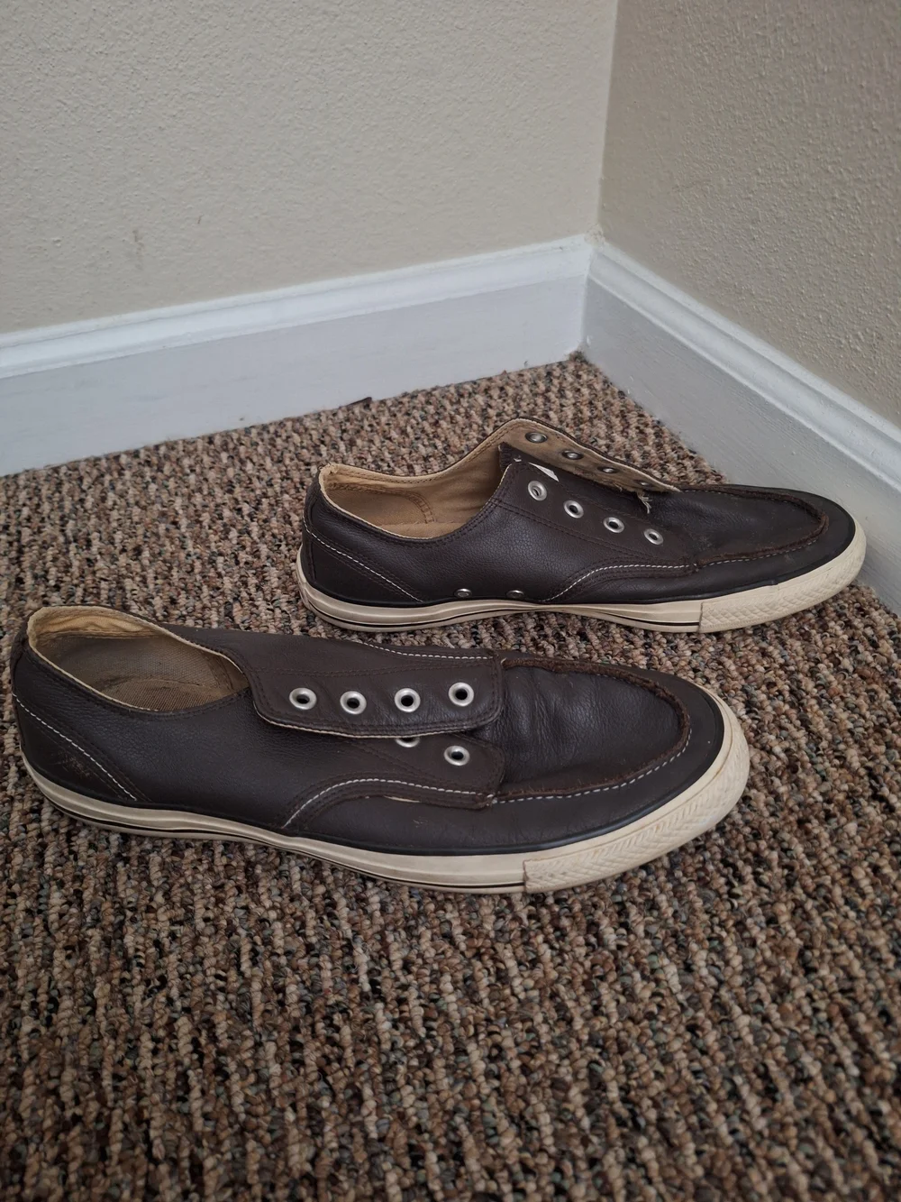 Converse men boat